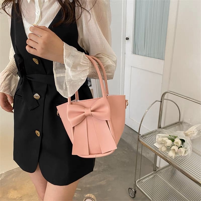 Class over here now bag image