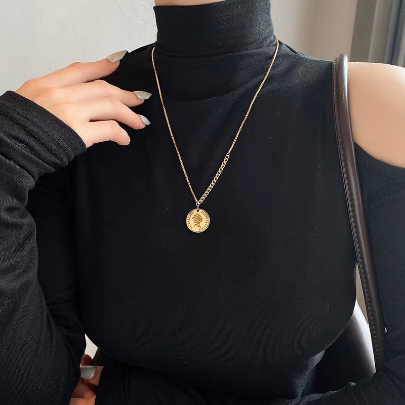 Queen status pendant image